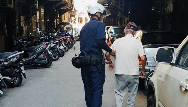 暖警!警察肉身擋車 護9旬老翁過馬路! 路人齊讚:超暖心!