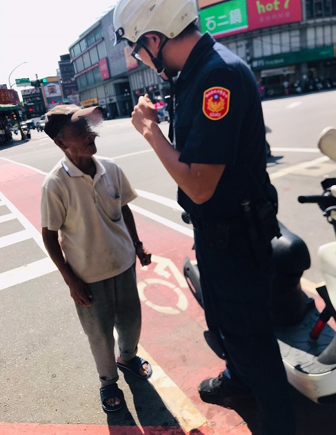 暖警!警察肉身擋車 護9旬老翁過馬路! 路人齊讚:超暖心! | 文章內置圖片