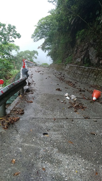 遊客駕大型重機賞花誤入山高路陡產業道路，玉警即時救援，直誇警察好 | 文章內置圖片