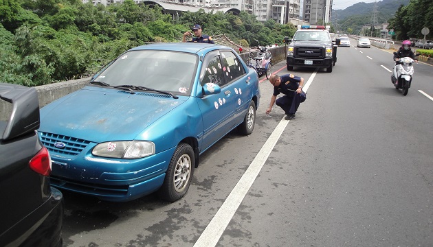 無牌廢棄車佔停車空間 新店警全面取締拖吊 | 文章內置圖片