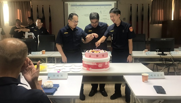 員警生日共襄盛舉 分局長親送蛋糕及禮券 | 文章內置圖片