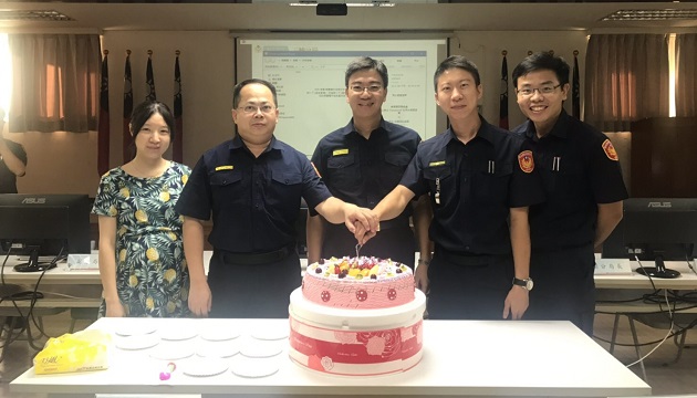 員警生日共襄盛舉 分局長親送蛋糕及禮券