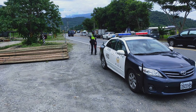 金针花仍盛开中 国庆连续假期赏花高峰 玉里分局唿吁民众遵守交通疏导措施