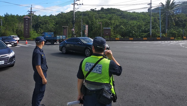 金针花仍盛开中 国庆连续假期赏花高峰 玉里分局唿吁民众遵守交通疏导措施 | 文章内置图片