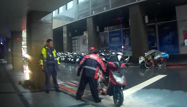 雨天上班途中火燒車 中二警經過速滅火