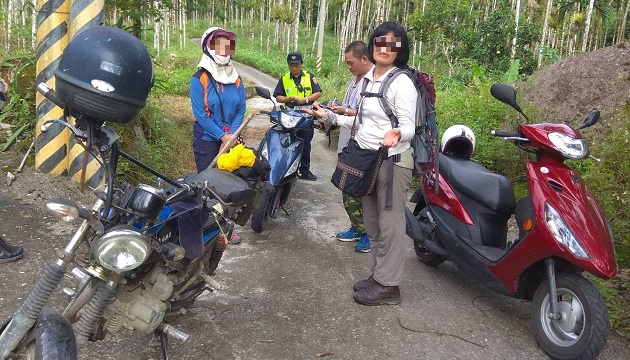 屋漏偏逢連夜雨 遊客騎機車山區迷路又無油 玉警即時救援解困境