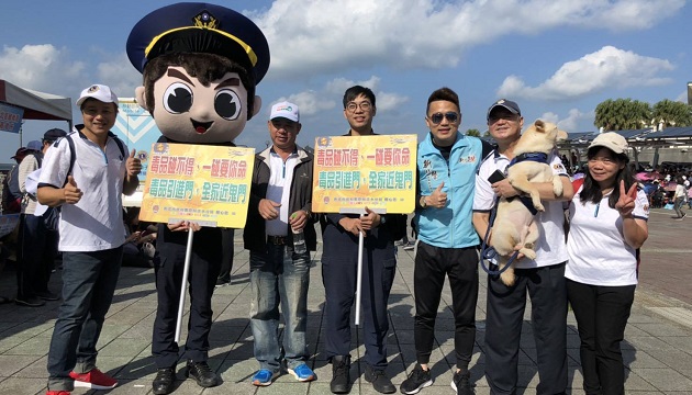 淡水警携手狮子会健行吁「反毒、反飙车、反贿选」 | 文章内置图片