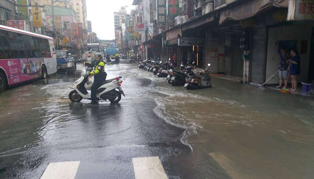 泰山道路水淹轮胎 林口警27小时抢救交疏