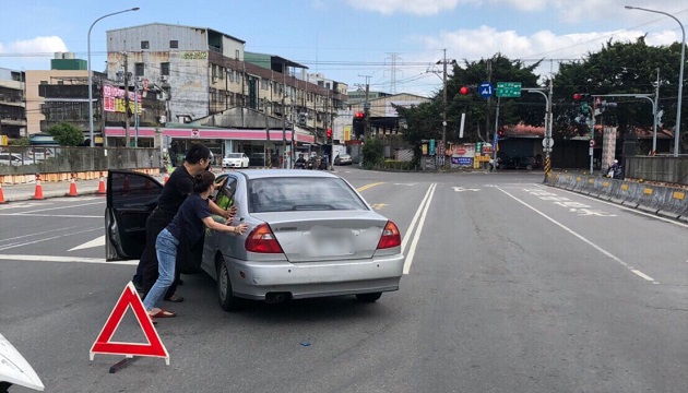 愛車路中拋錨 三峽警化身「背後推手」緊急救援 | 文章內置圖片