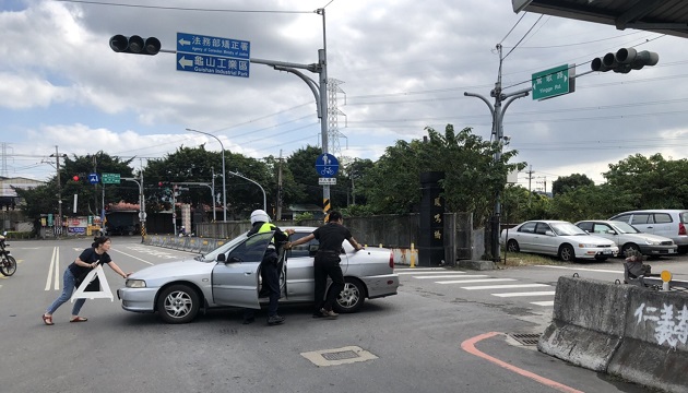 愛車路中拋錨 三峽警化身「背後推手」緊急救援 | 文章內置圖片