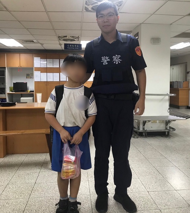 寒夜幼童獨睡涼亭 三重暖心警助返家 | 文章內置圖片