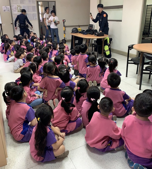 幼兒園參訪派出所 興奮體驗一日小小警察 | 文章內置圖片