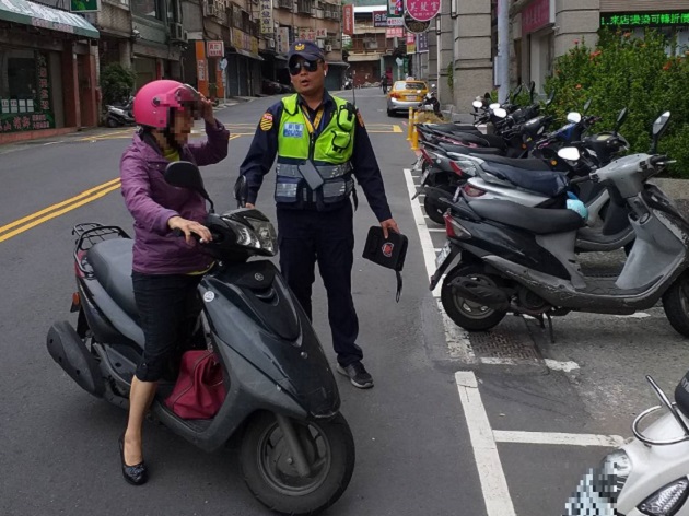 宣導與取締並行不悖!! 蘆洲警加強取締違規停車 宣導民眾駕駛時勿手持使用手機 | 文章內置圖片