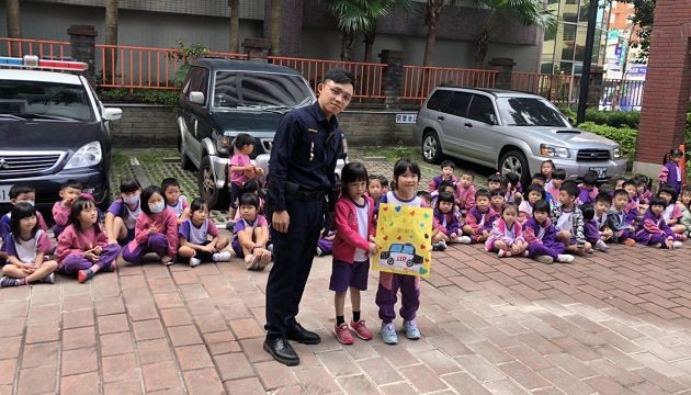 幼兒園參訪派出所 興奮體驗一日小小警察 | 文章內置圖片