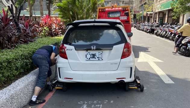 宣導與取締並行不悖!! 蘆洲警加強取締違規停車 宣導民眾駕駛時勿手持使用手機