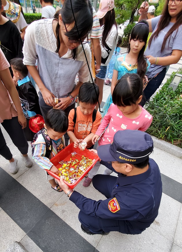 萌童萬聖節扮鬼怪參訪新樹所 員警發放糖果幼童High | 文章內置圖片