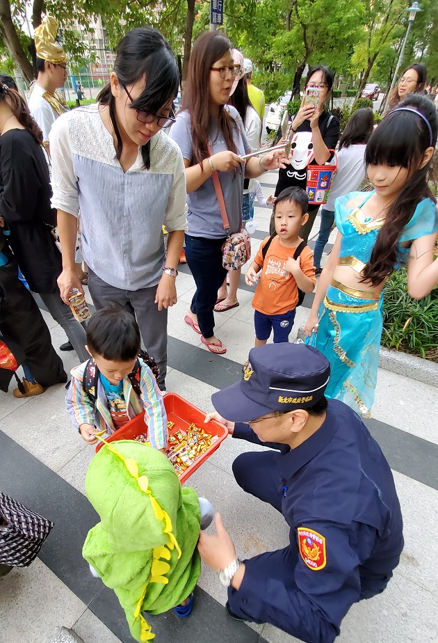 萌童萬聖節扮鬼怪參訪新樹所 員警發放糖果幼童High | 文章內置圖片