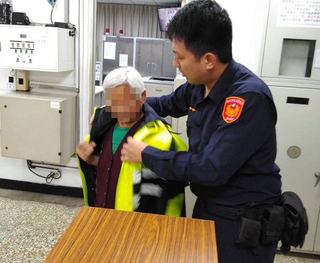 失智妇迷失街头　警靠爱心手鍊替她找到回家的路 | 文章内置图片