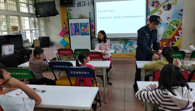 交通教育、妇幼安全从小落实，玉警深入校园宣导 | 文章内置图片