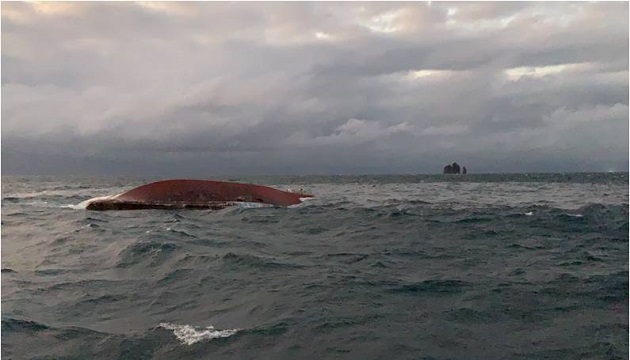 花瓶嶼海域漁船擱淺翻覆 附近友船救起16人均安