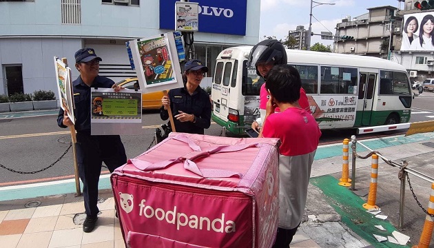 美食外送人员交通事故频传 南港警分局提醒业者重视用路安全 | 文章内置图片