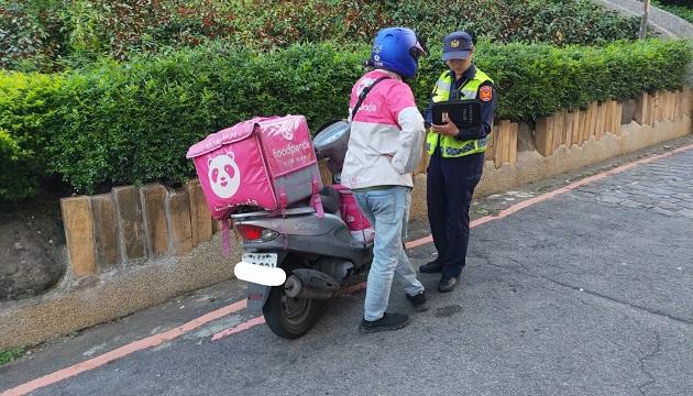 趕送美食四處搶快要不得 淡水警強力取締外送員違規 | 文章內置圖片