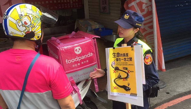 美食外送人员交通事故频传 南港警分局提醒业者重视用路安全 | 文章内置图片