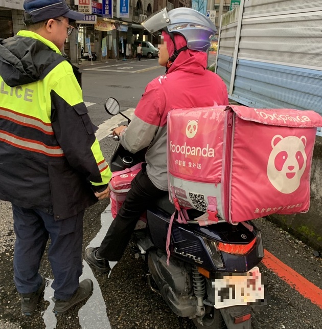 外送搶時送餐 違規騎乘新店警開單告發 | 文章內置圖片