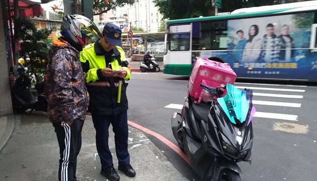 賺錢有數性命要顧 外送餐點別搶快 違規騎乘樹林警加強執法 | 文章內置圖片