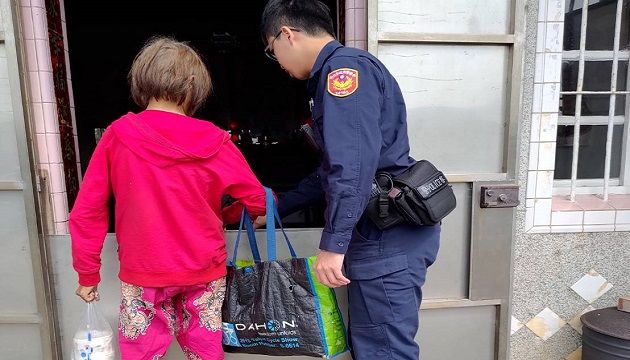 婦血糖飆高跌倒受傷 淡水警即時伸援阻憾事