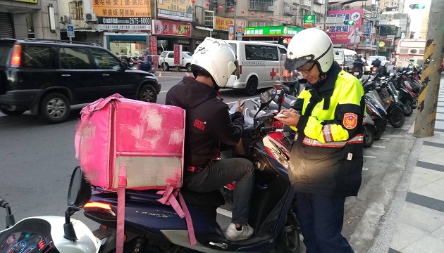 賺錢有數性命要顧 外送餐點別搶快 違規騎乘樹林警加強執法