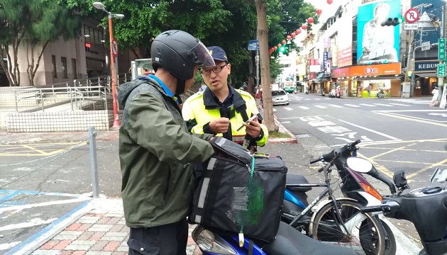 賺錢有數性命要顧 外送餐點別搶快 違規騎乘樹林警加強執法 | 文章內置圖片