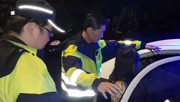 老婦搭車坐過頭困山區 三峽警助安全返家