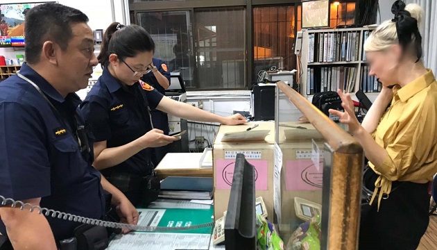 遺失皮包神速找回 澳洲正妹：台灣警察真棒！