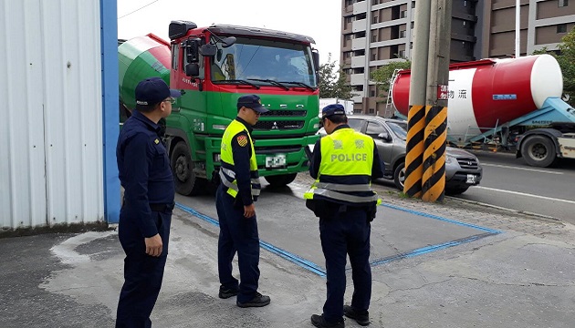 科技执法!! 芦洲警方取缔超载 弹无虚发