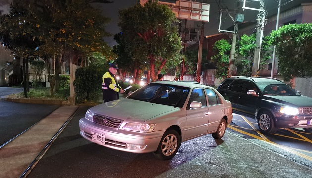 发生车祸又没电致塞车 土城警徒手推车又接电民众频谢 | 文章内置图片