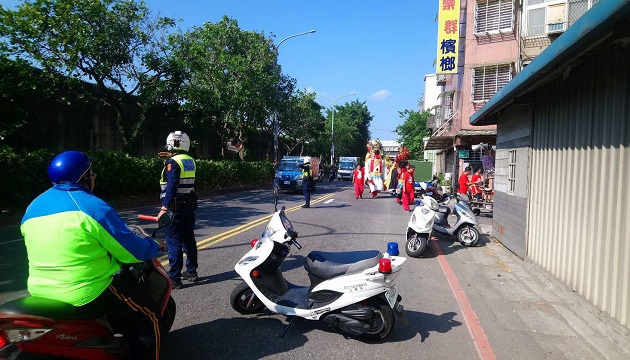 保儀大夫遶境祈福 板警交疏維安滴水不漏 | 文章內置圖片