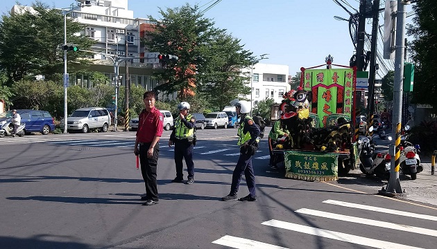 保儀大夫遶境祈福 板警交疏維安滴水不漏 | 文章內置圖片