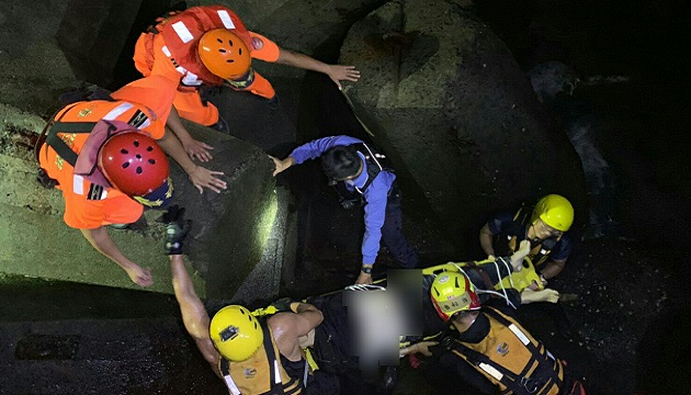 東港深夜驚傳呼救聲；海巡、警消即刻救援