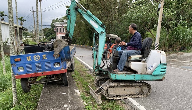 長者駕駛農用搬運車不慎翻覆 警民合作無間不分你我熱心馳援 | 文章內置圖片