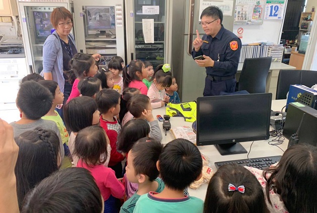 小小萌娃來報到 淡水警熱情接待一圓警察夢 | 文章內置圖片