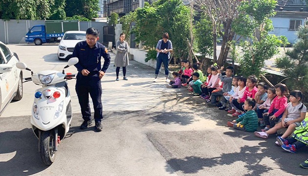 小小萌娃来报到 淡水警热情接待一圆警察梦