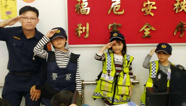 小小萌娃来报到 淡水警热情接待一圆警察梦 | 文章内置图片