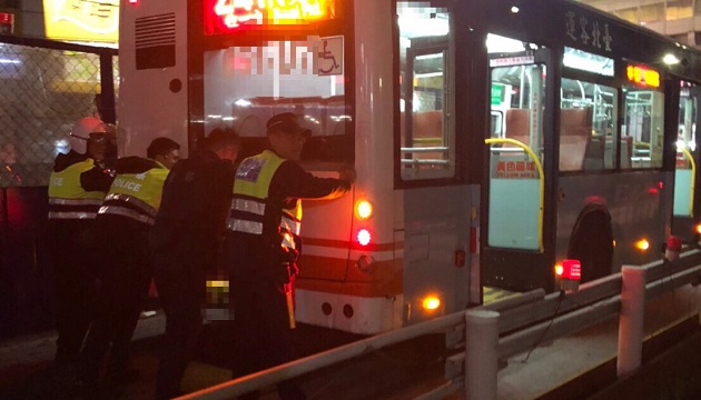 公車拋錨擋路中 中和警變身神力超人齊力推車助順暢