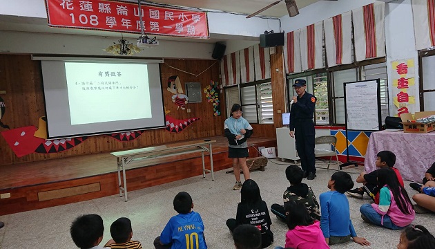 玉警深入校园宣导交通安全 强化国小学子安全观念 | 文章内置图片