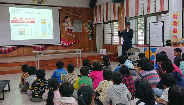 玉警深入校园宣导交通安全 强化国小学子安全观念