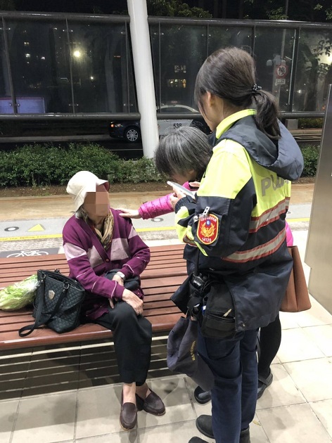 8旬老婦夜間雨中徘徊輕軌 淡水暖警熱心送返家 | 文章內置圖片