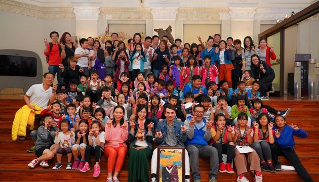 博物館 也是溫暖的避風港 那瑪夏學童與恐龍共眠圓夢 快閃表演傳情臺博館