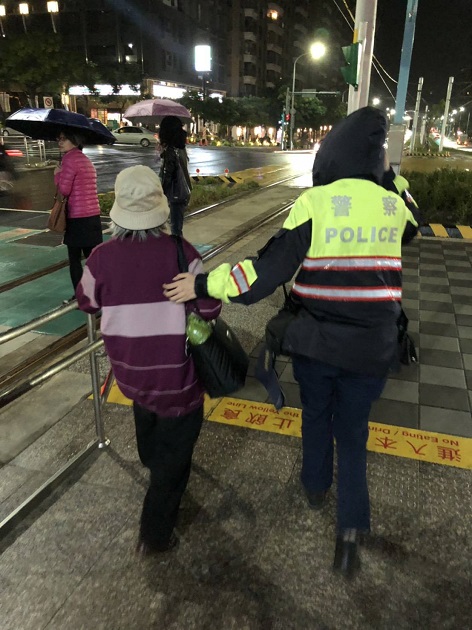 8旬老婦夜間雨中徘徊輕軌 淡水暖警熱心送返家 | 文章內置圖片