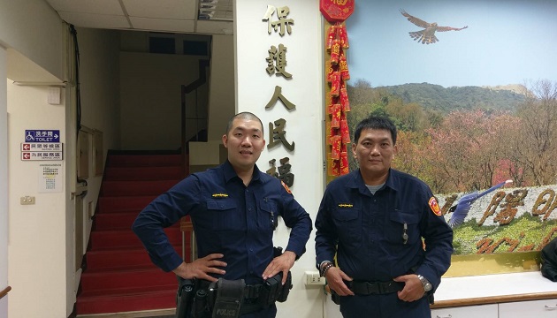 揪感心！脫臼婦受困山區 暖警火速救援 | 文章內置圖片